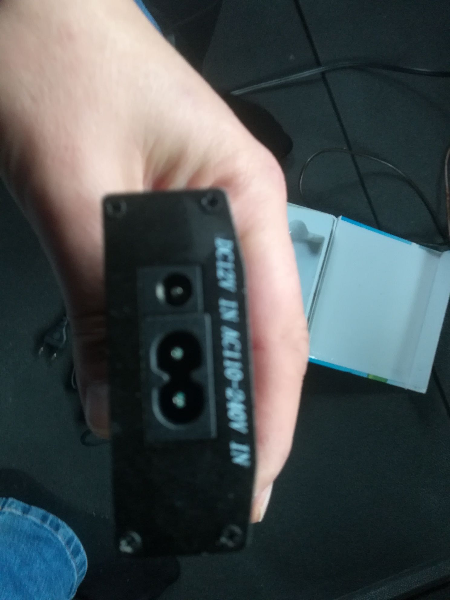 Ładowarka do komputera 12v i 220v.