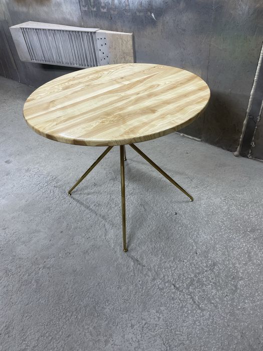 Круглий стіл з дерева