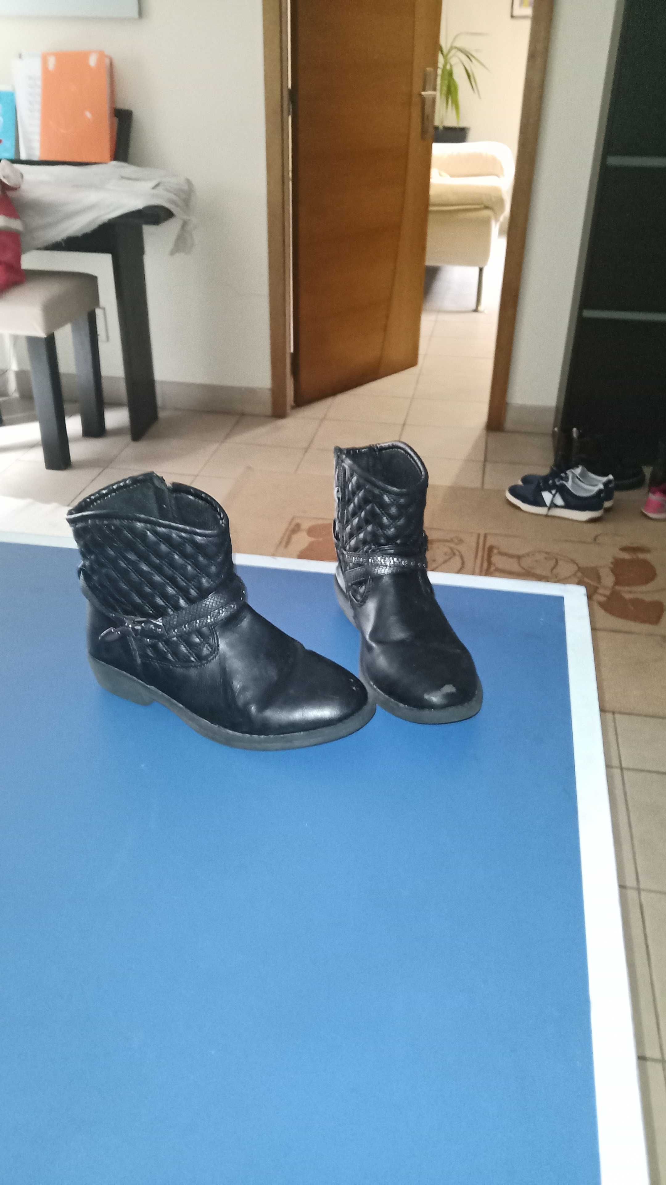 Sapatos variados para crianças