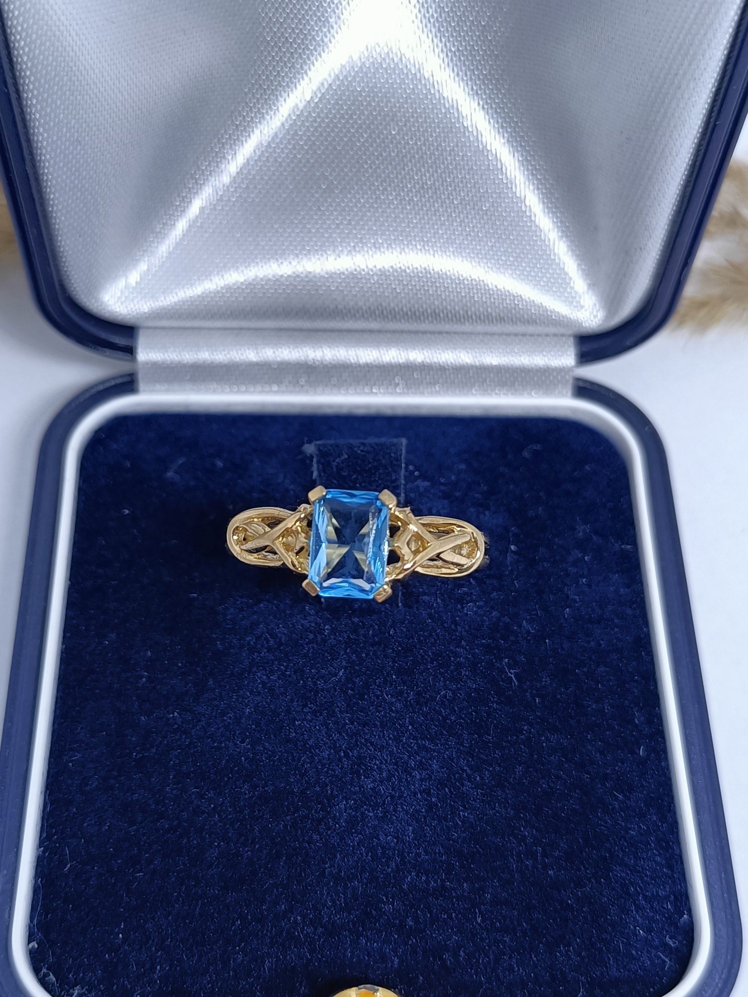 Unikatowy pierścionek z topazem ze złota, złoto pr. 333
