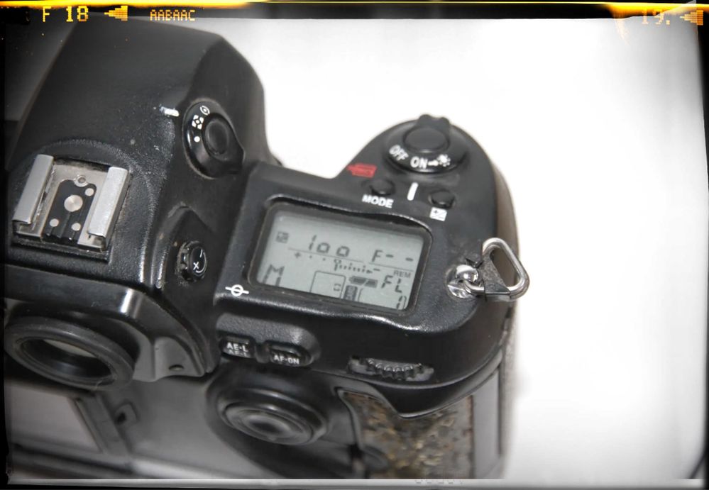 kolekcjonerski i kultowy aparat Nikon D1 body z 1999r
