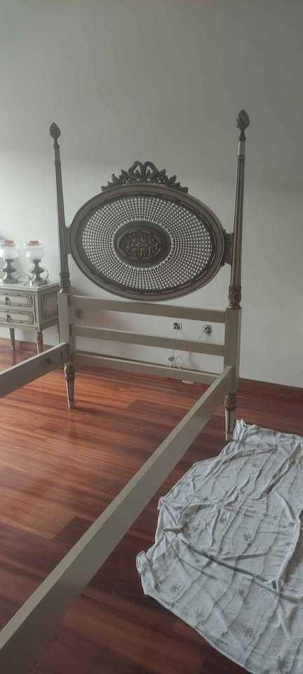 Cama de solteiro vintage com colchão e estrado