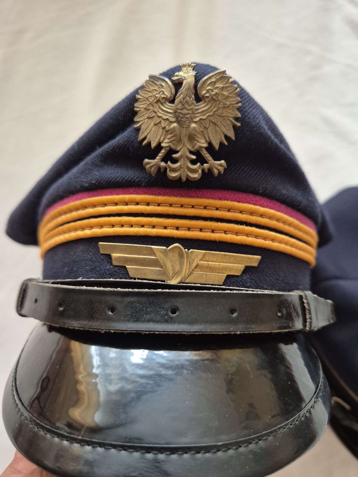 Dwie nowe czapki maszynisty PKP