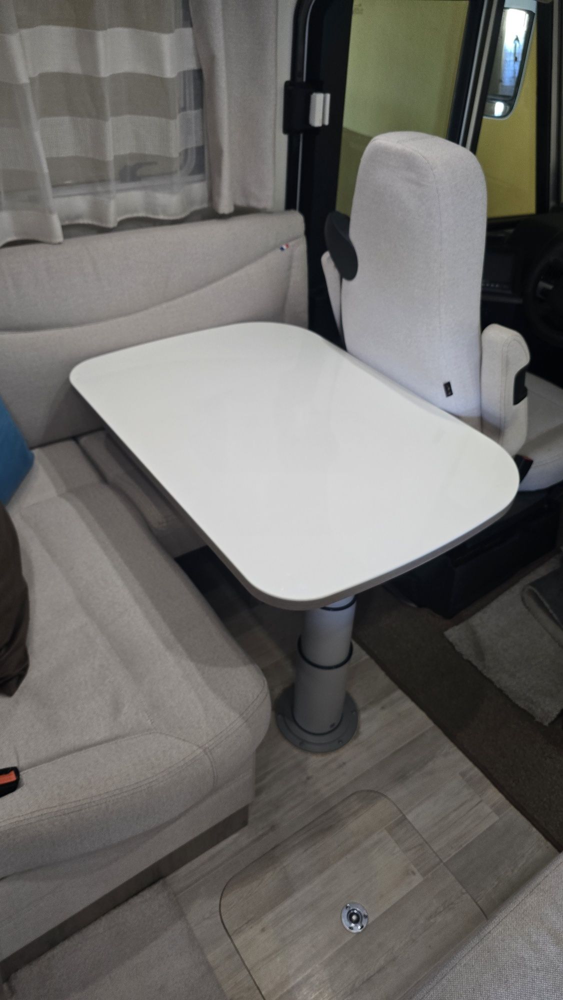 Pé de mesa de autocaravana