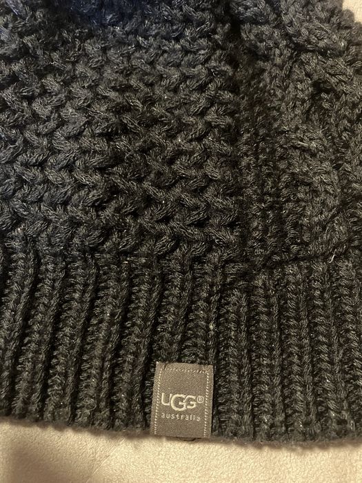 Czapka UGG czarna z pomponem