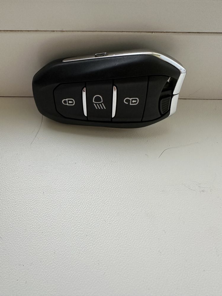 Оригинальный  ключ Peugeot 2008-3008, новый.