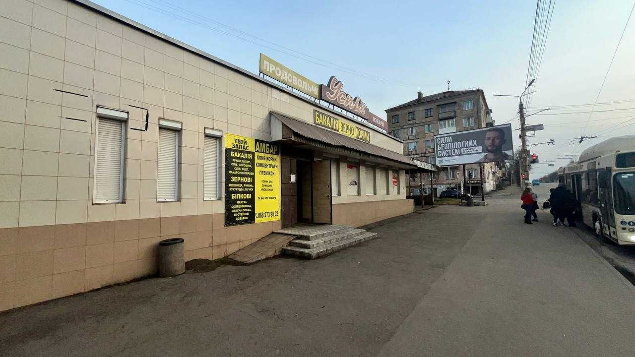 Просторе приміщення в оренду на зупинці громадського транспорту