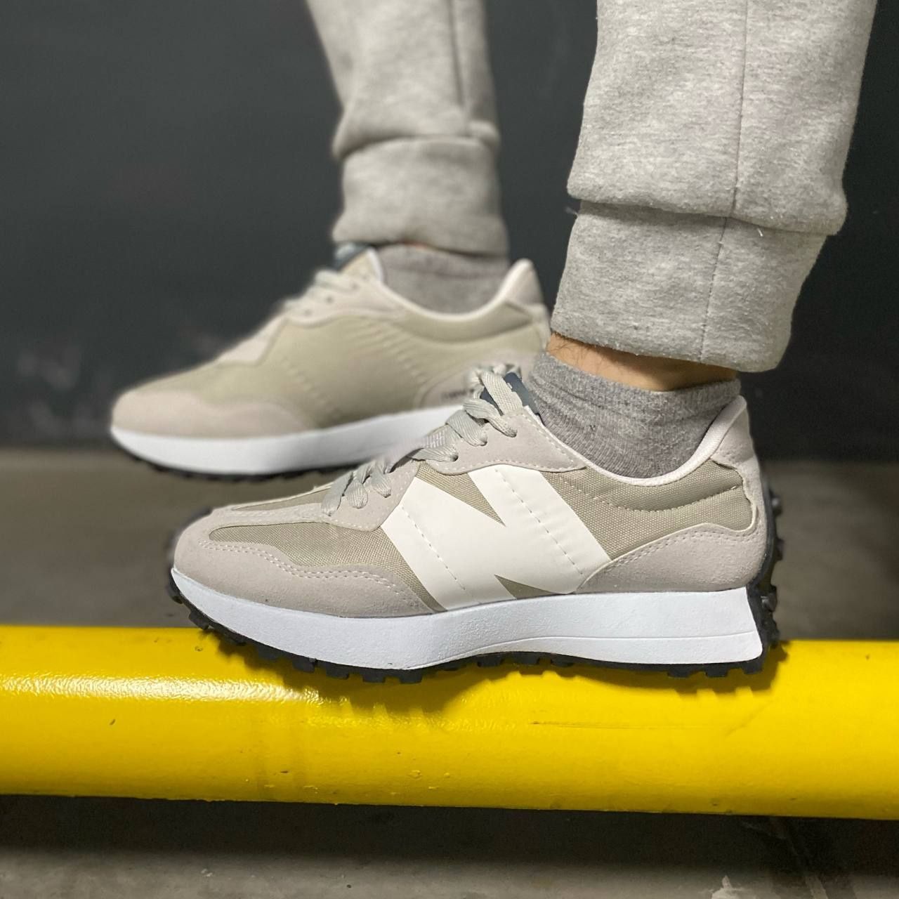 Красовки New Balance 327 white