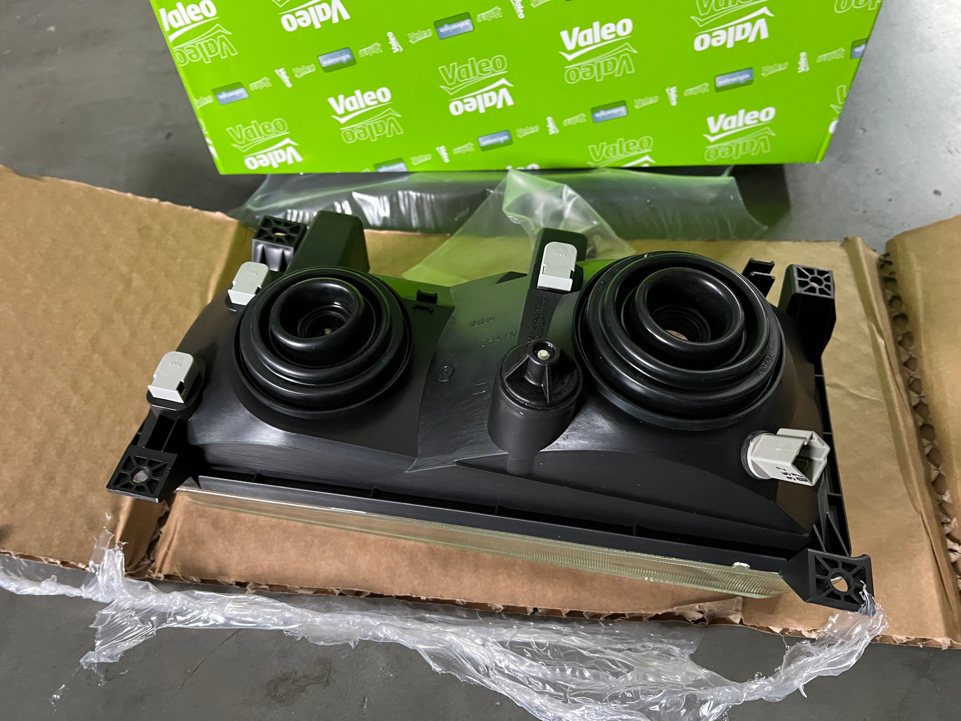 Reflektor Lampa  prawa Nissan Atleon 99-12 Valeo Nowa