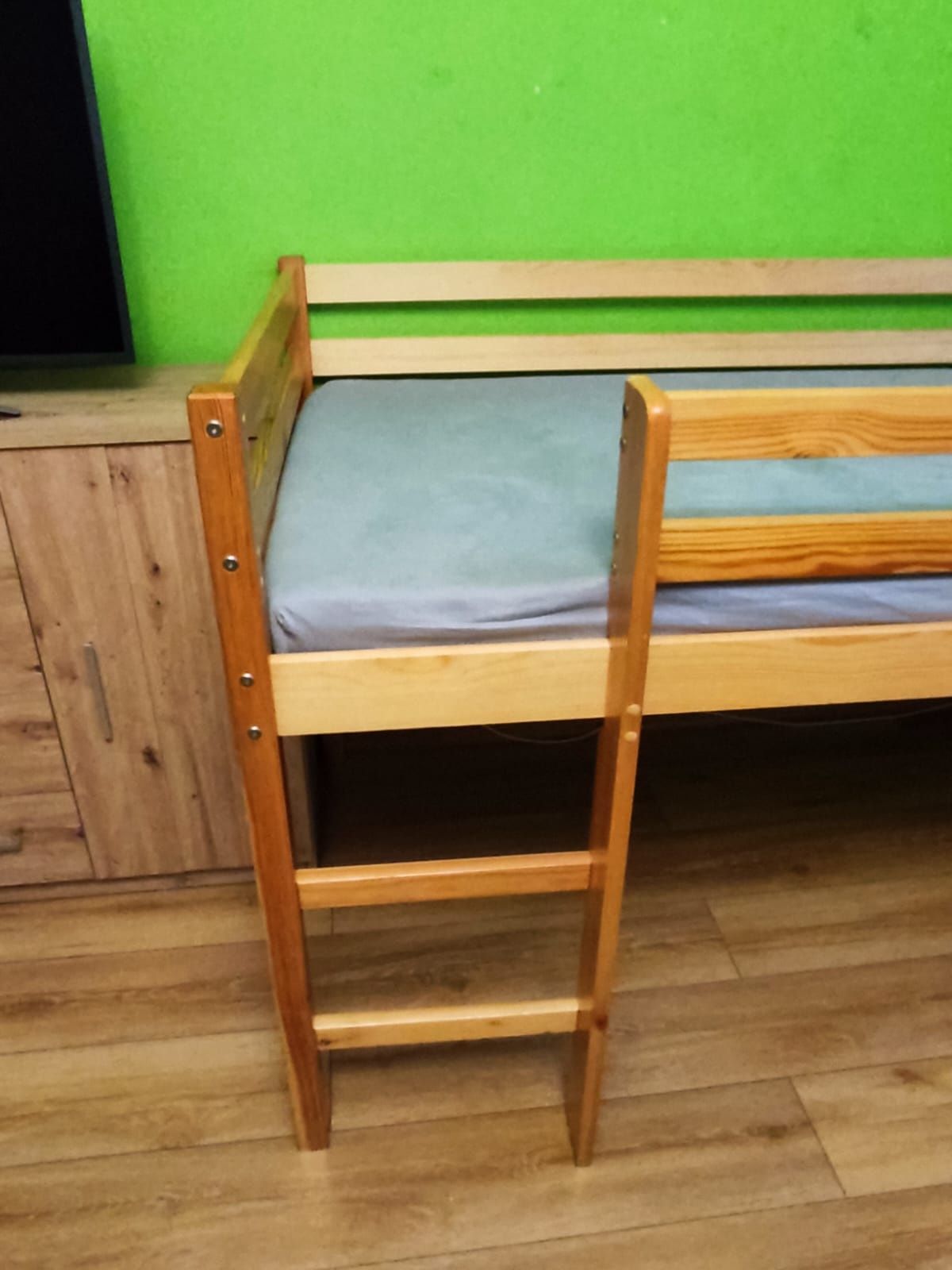 Łóżko drewniane na antresoli