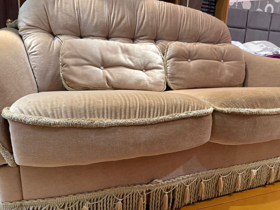 Світлий велюровий диван (розкладний)