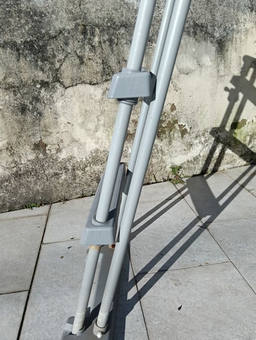 Escada de piscina usada