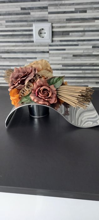 Peça decorativa com flores artificiais