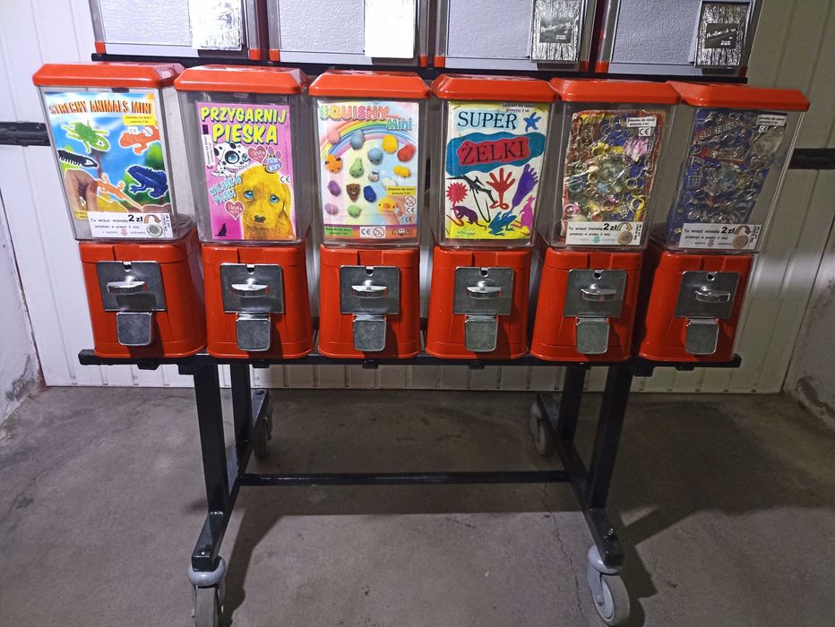 Automat do sprzedaży zabawek, pamiątek w kapsułach, piłek kauczukowych