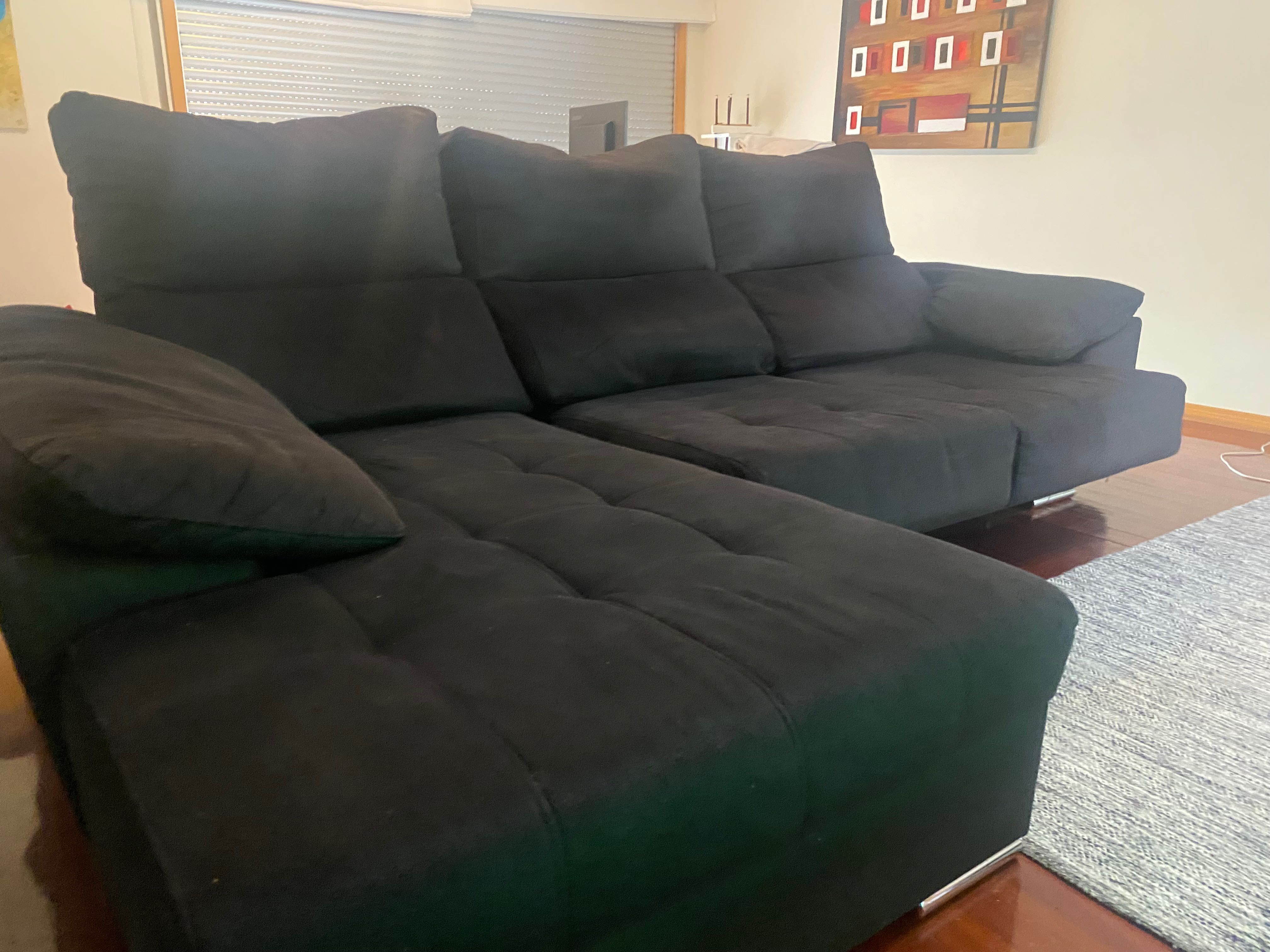 Sofá preto chão de longue