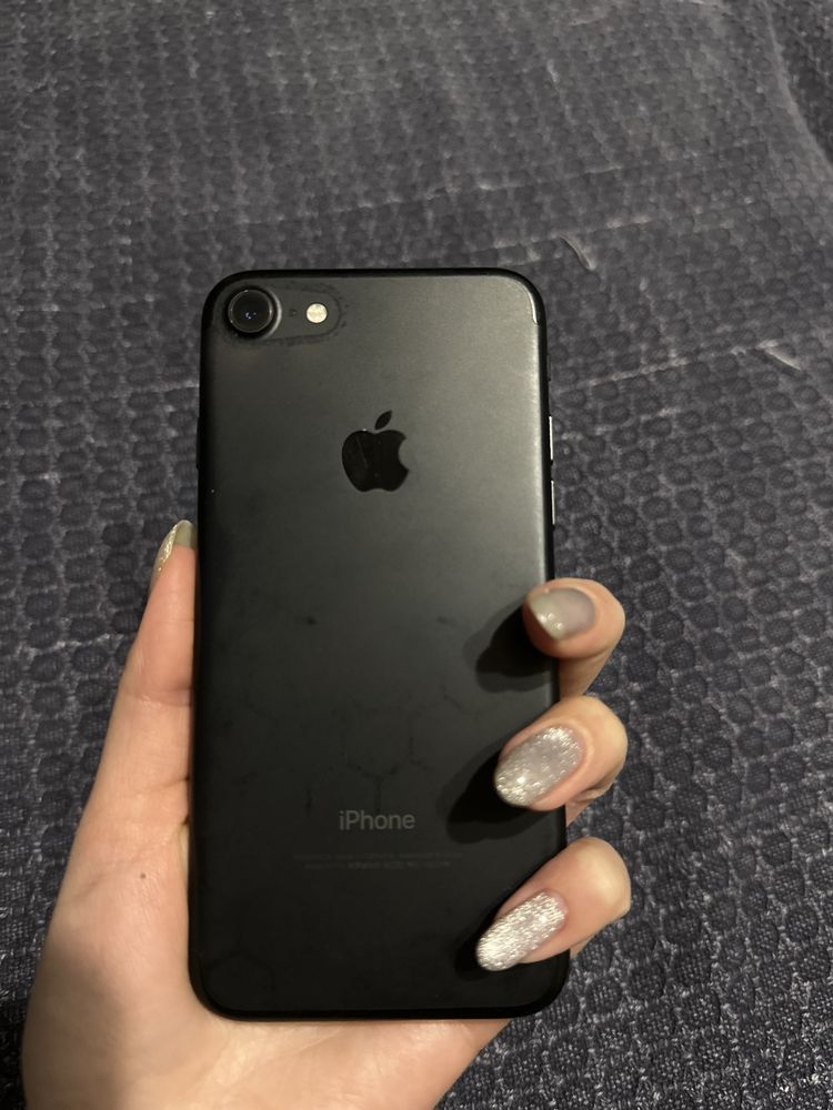 Продаю вживаний IPhone 7.