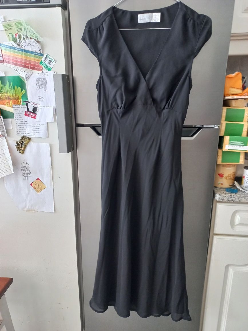 Vestido preto novo com manga curta