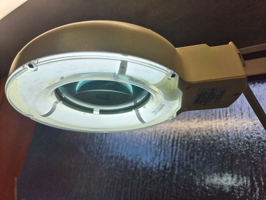 Lampa z lupa kosmetyczna