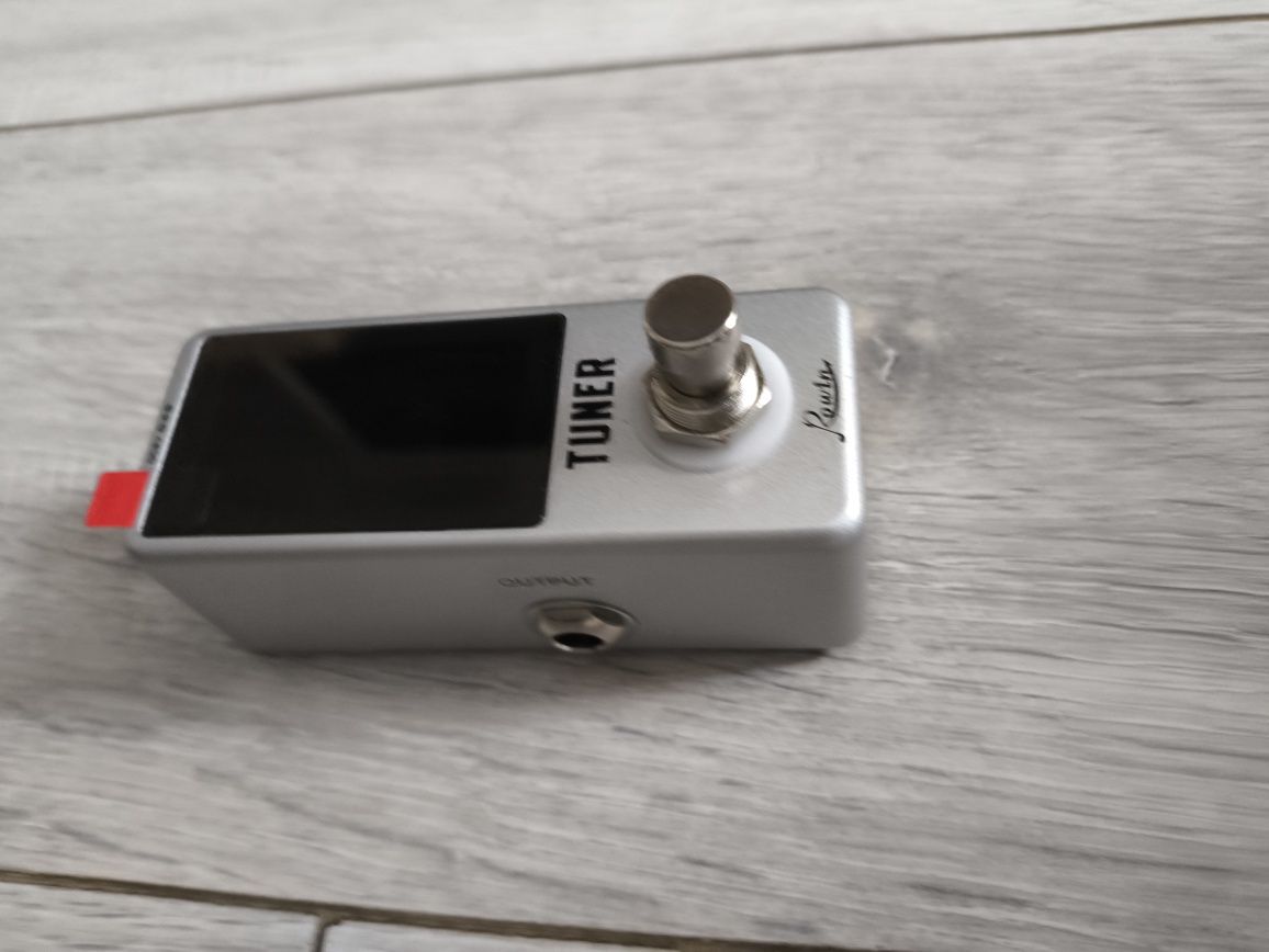 Tuner gitarowy, stroik