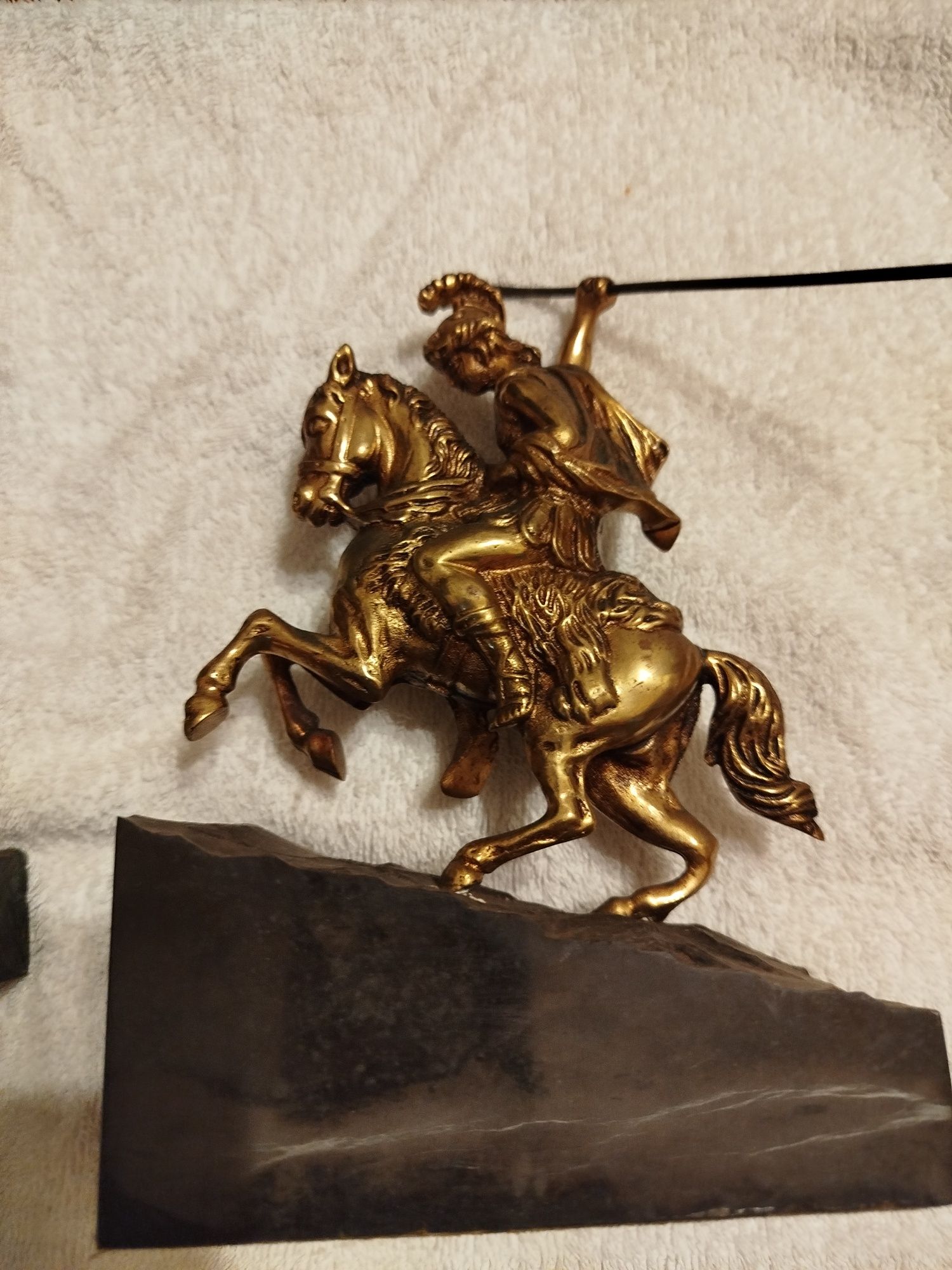 Duas esculturas antigas de um guerreiro em bronze e bases de mármore