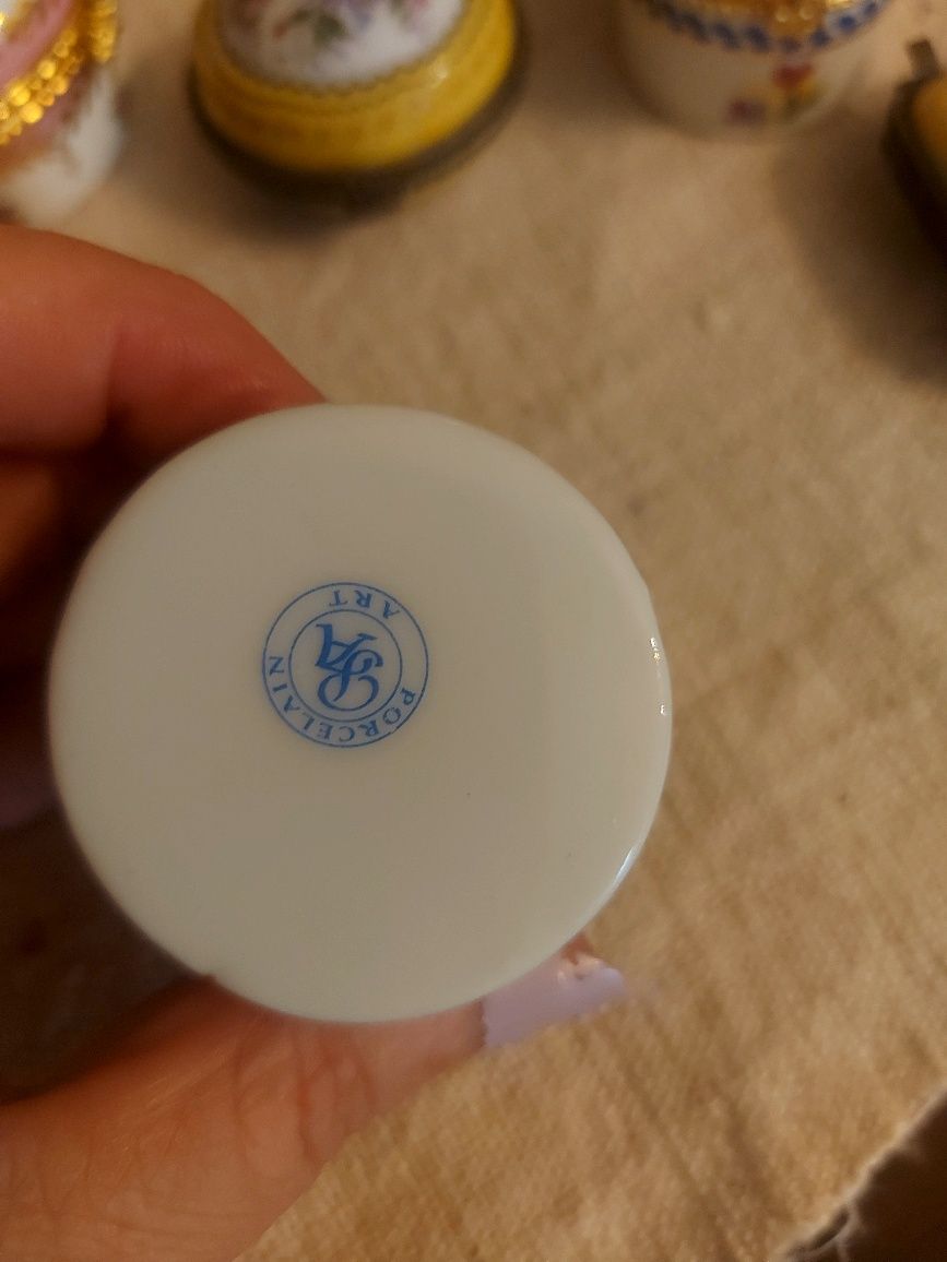Conjunto de 48 caixas de colecção de porcelana