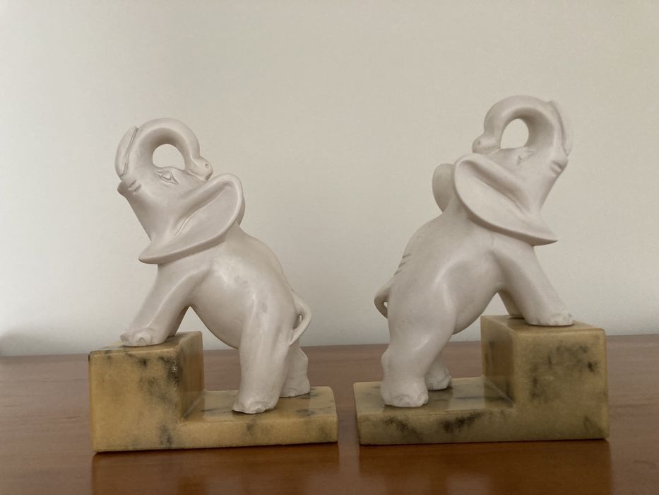 Suporte de livros com elefantes