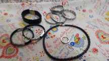 Peças em aço colares e pulseiras