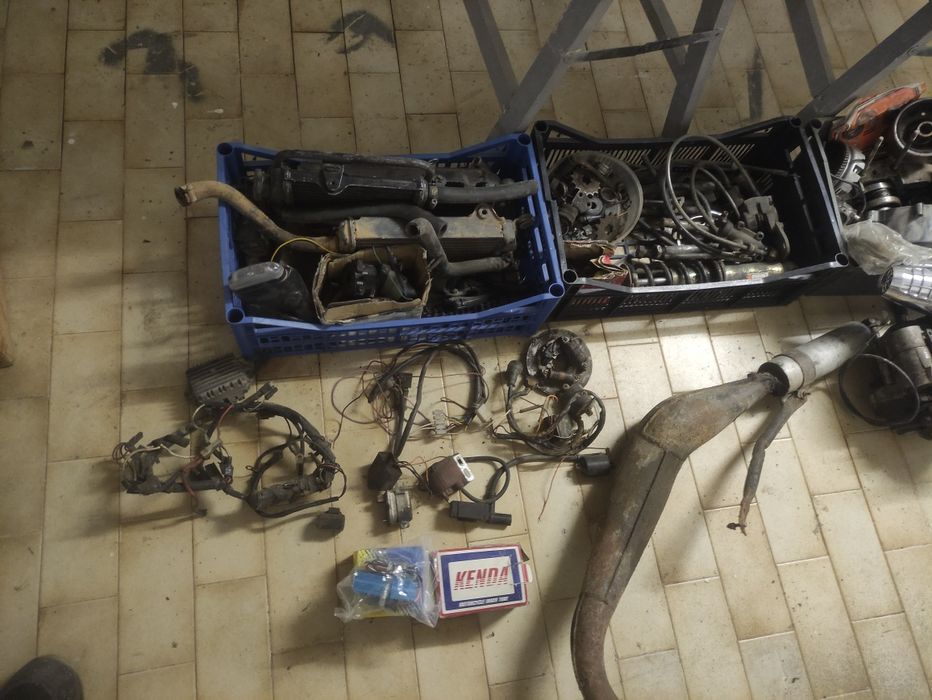 Yamaha DT 50 as peças, com dois motores, sem docs.