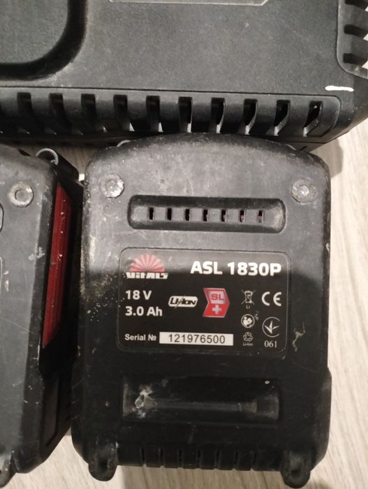 Зарядна станція та 2 акамулятора Vitals