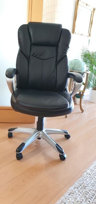 Cadeira escritorio usada pouquíssimas vezes.