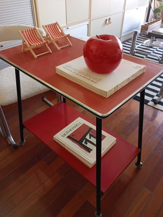 Mesa vintage vermelha