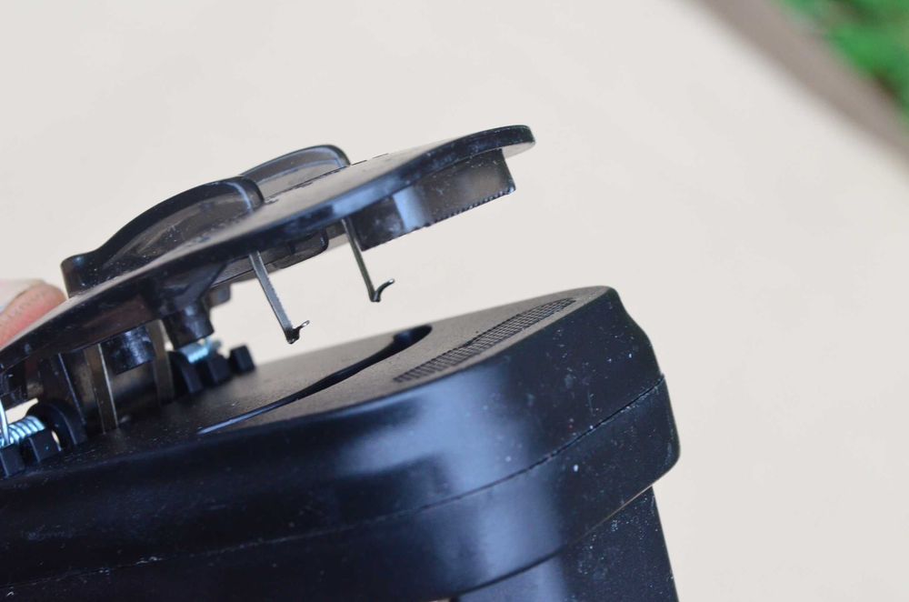 Универсальное зарядное устройство жабка крабик для аккумуляторов 3,7 в