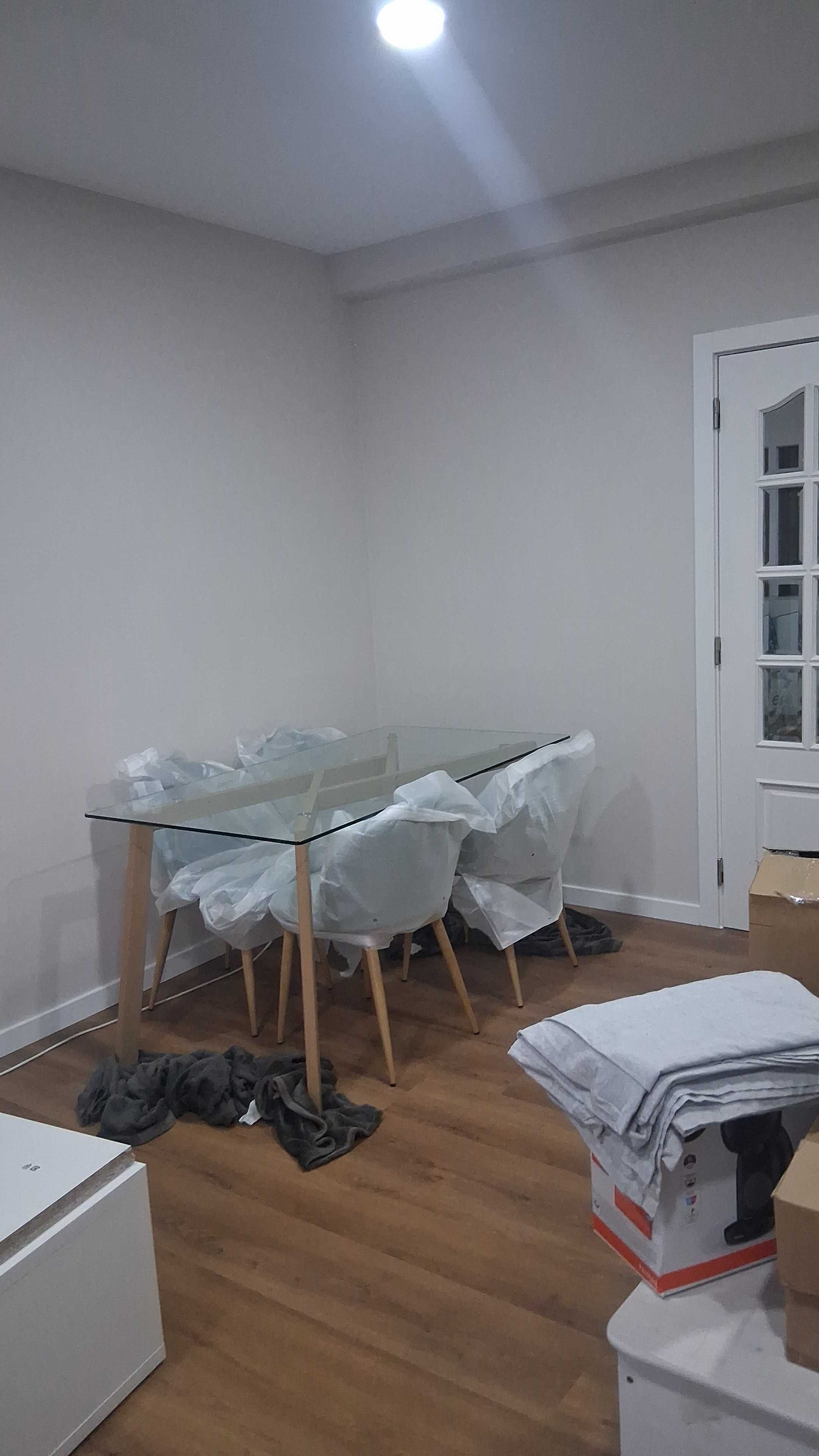 Mesa vidro com pes de madeira_Nova