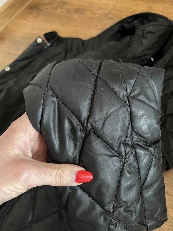 Стильная курточка с капюшоном с поясом стеганная черная размер с
ZARA