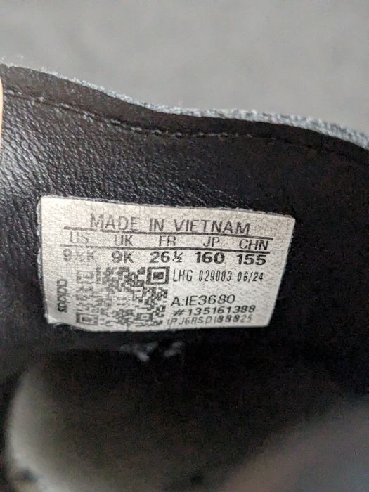 Adidas  оригінальні дитячі кросівки у гарному стані 26р
