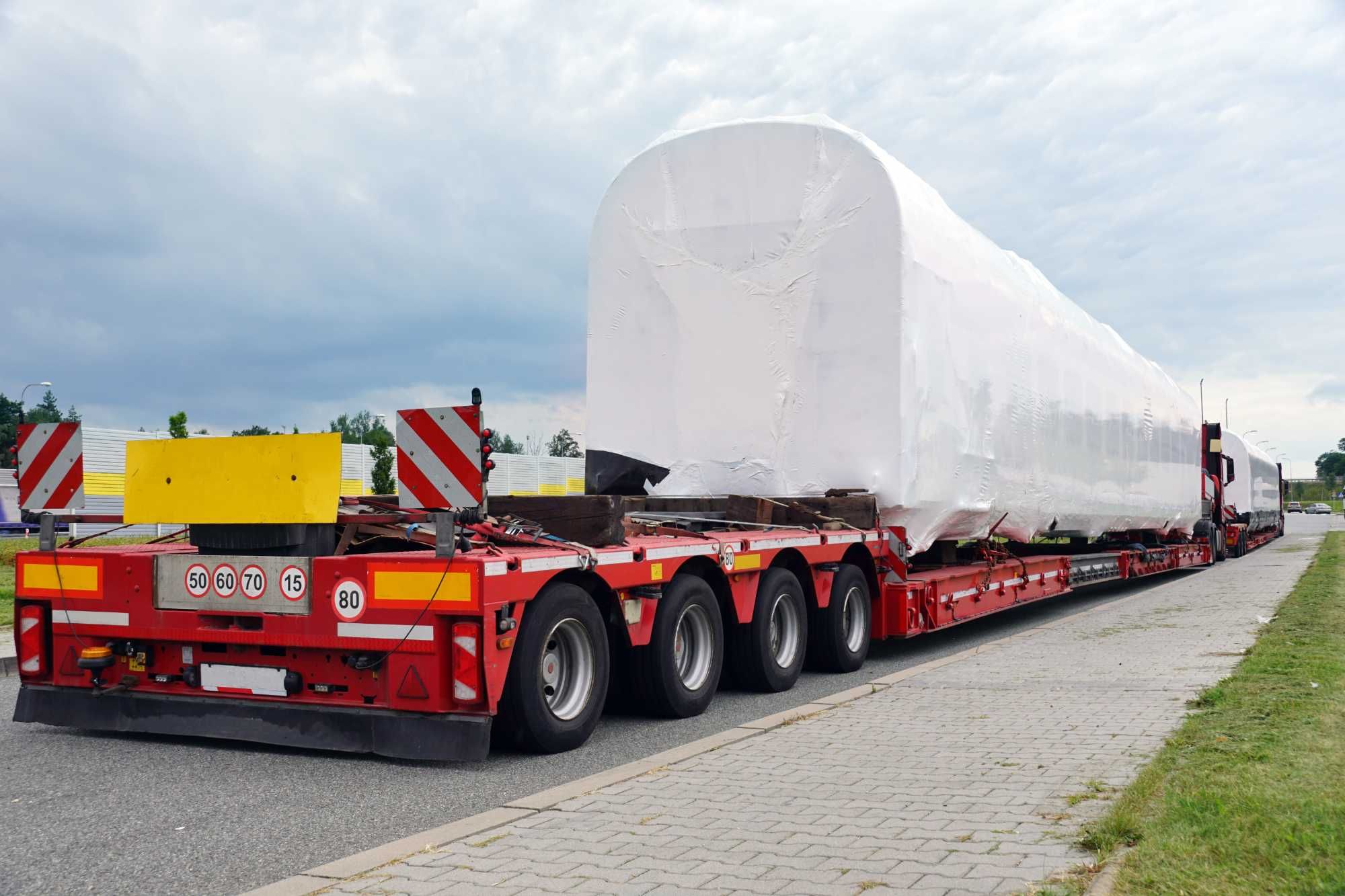 Transport ponadgabarytowy koparek, domków modułowych