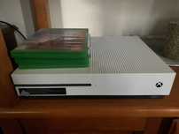 XBox One S 500GB com um comando e vários jogos