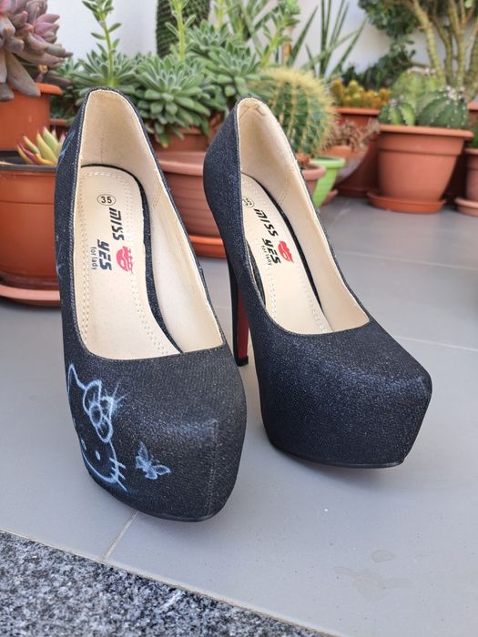 Sapatos pretos Hello Kitty