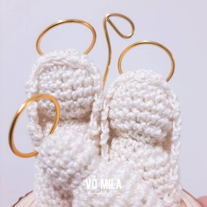 Mini presépio feito em croche, com base de madeira