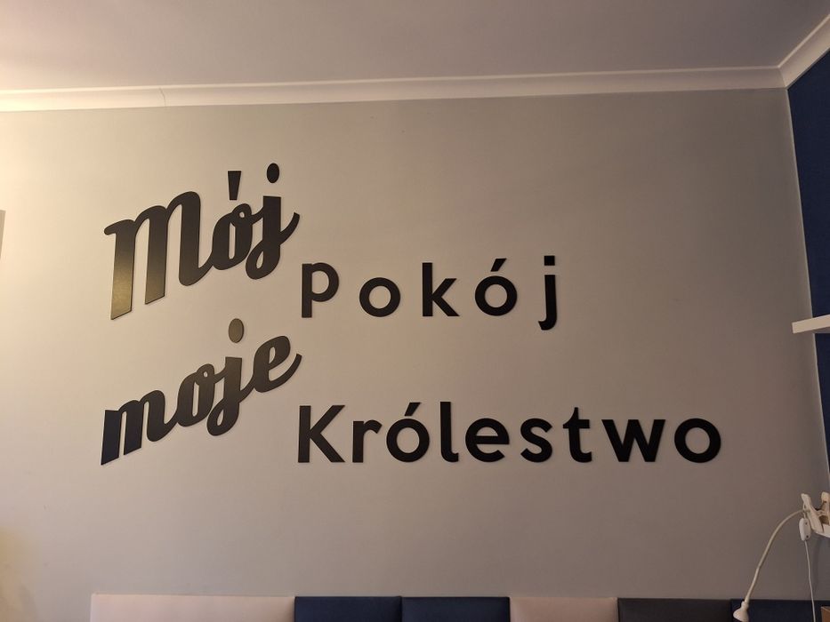 Napis na ścianę " Mój pokój moje królestwo "
