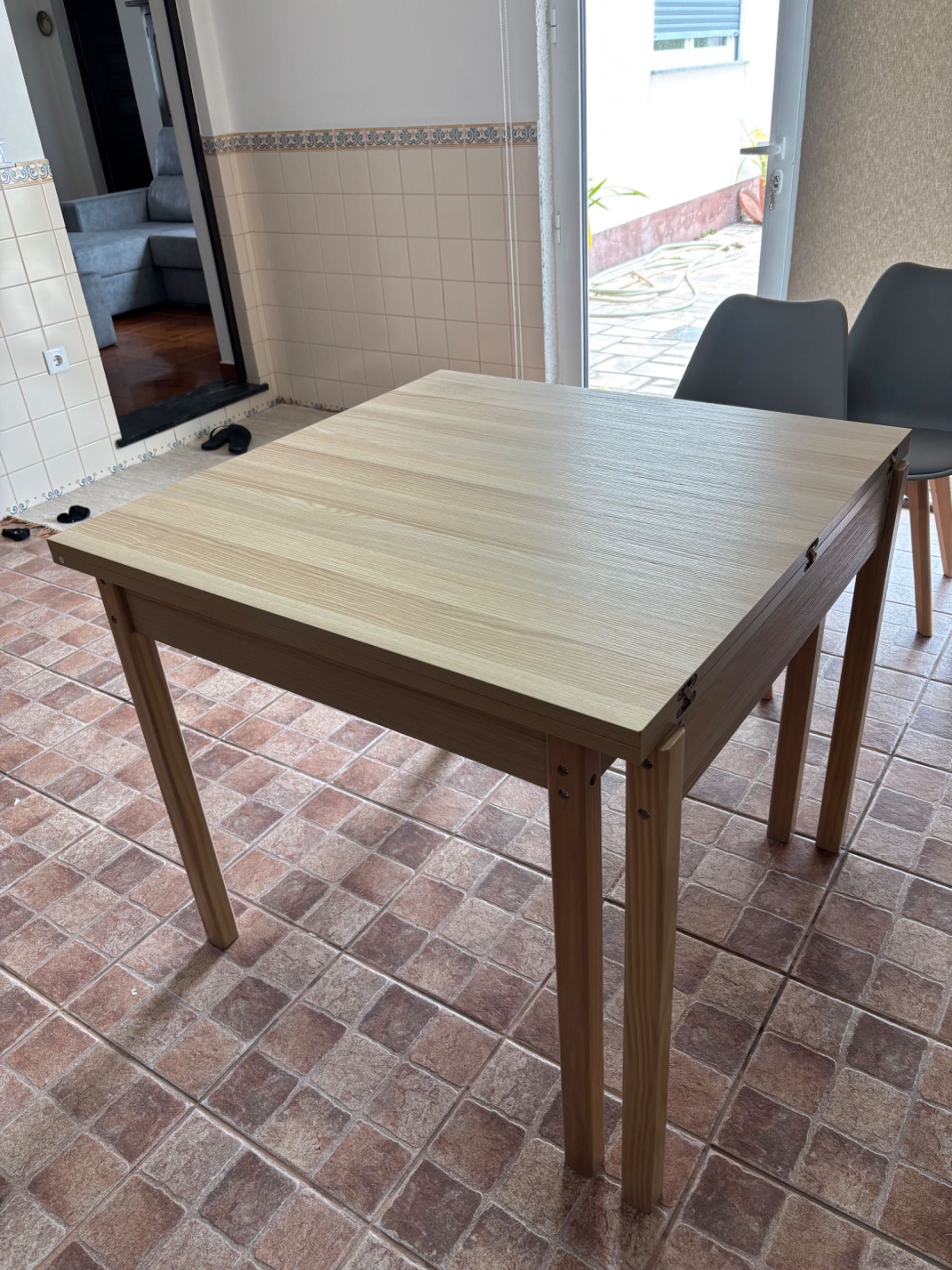 Vendo mesa e cadeiras