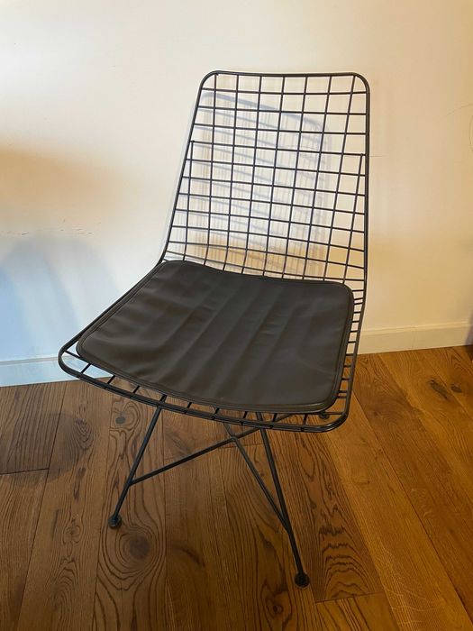 Okrągły stół z krzesłami