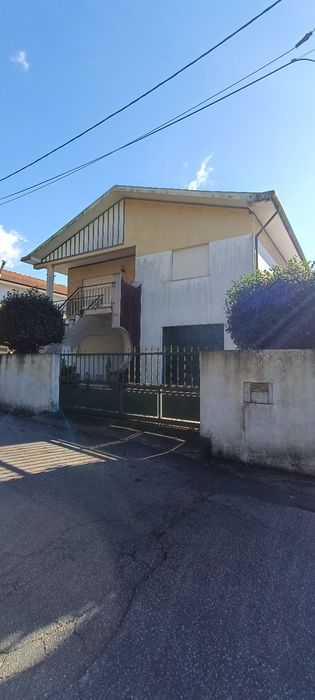 Moradia para venda em Landim, junto ao café campas.