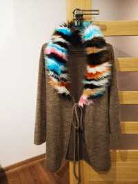 Narzutka sweterek z kolorowym futerkiem wiązany