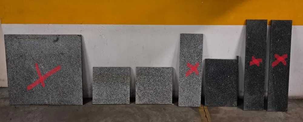 Pedras de granito cinzentos escuras e cinzento claro