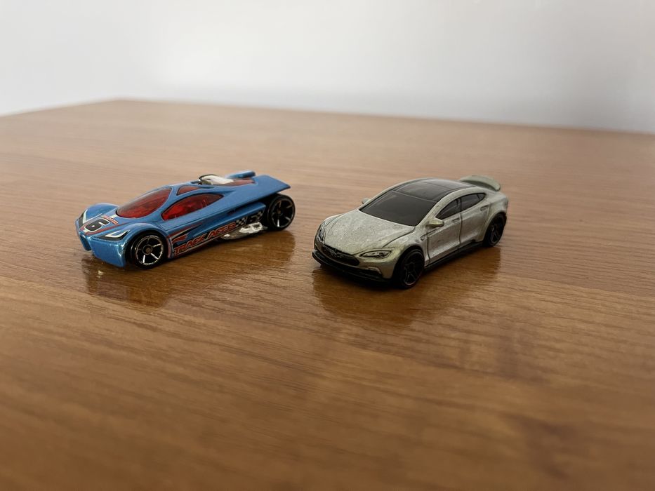 Zestaw Hot Wheels Tesla + Sling Shot