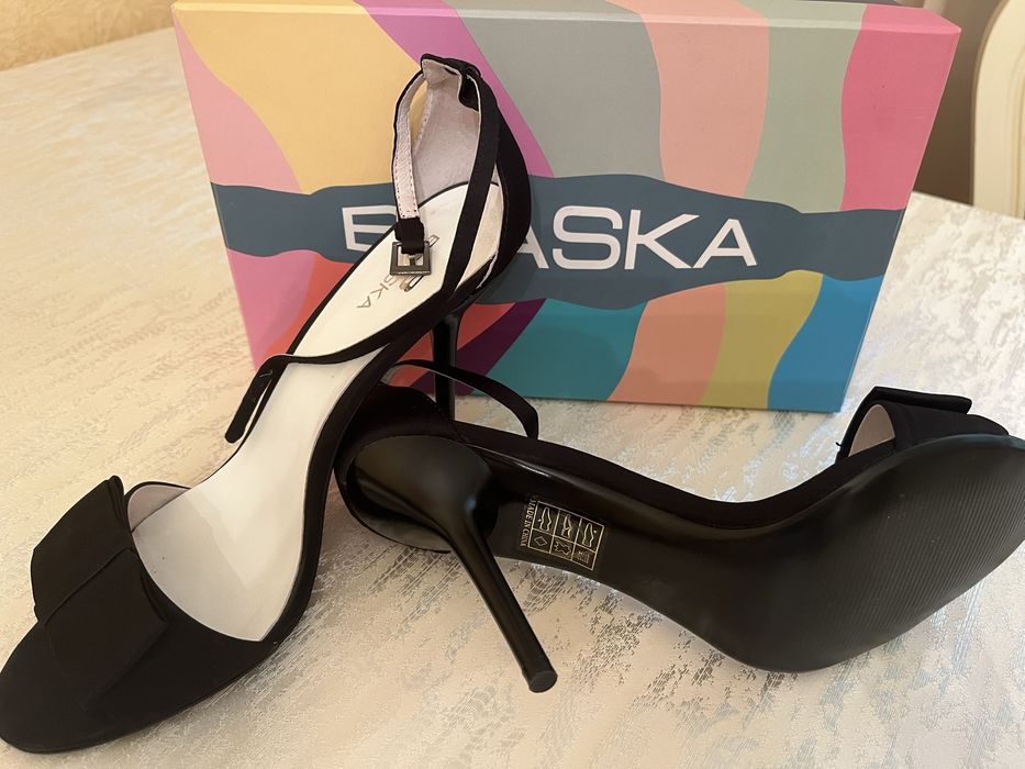 Босоніжки чорні на пібдорах Braska