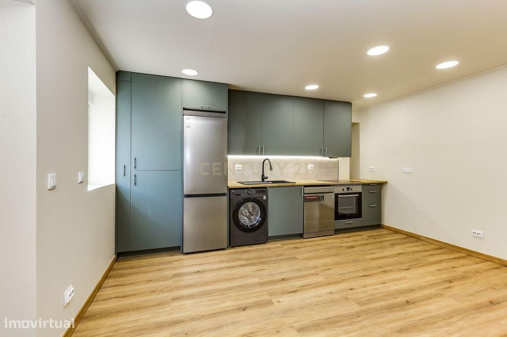 Moradia Renovada A Estrear, Com Aproveitamento De Sótão