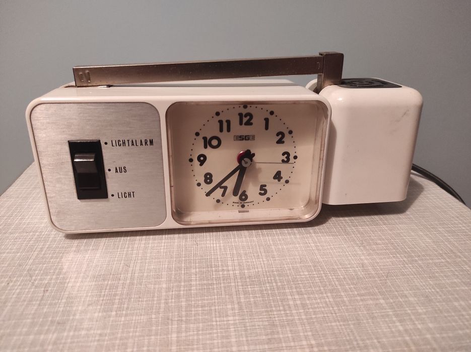 Elektryczny budzik z lampką