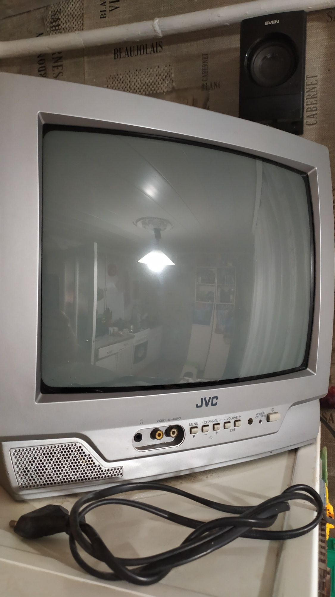 Телевизор JVC в рабочем состоянии